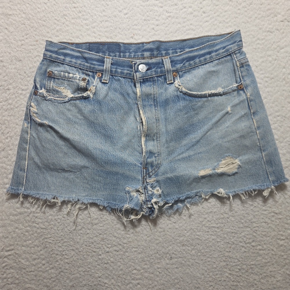 Vintage Levi's 80s light wash button fly denim‎ cutoffs Womens waist 32 USA